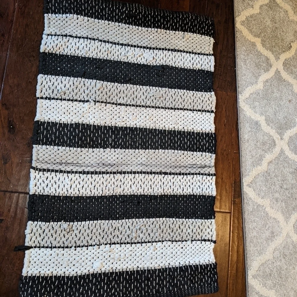 Premier Black & White Woven Accent Throw Rug